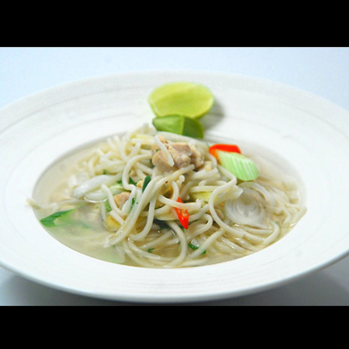 Sopa de pollo con fideos estilo tailandés | Chicken noodle soup thai style