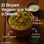 Biryani vegano servido en bol de barro, decorado con jackfruit, cilantro, chiles verdes y cebolla frita crujiente.
