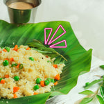 Delicioso Rava Upma servido en un plato blanco, con vegetales frescos y coloridos como guisantes y zanahorias, sobre un fondo amarillo vibrante.