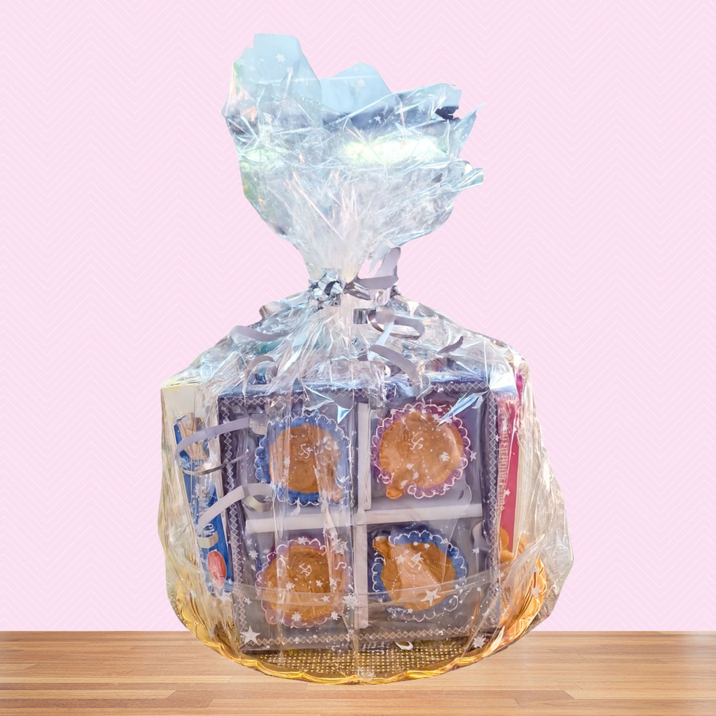 Cesta de regalo con productos | Colourful Fancy Gift Basket