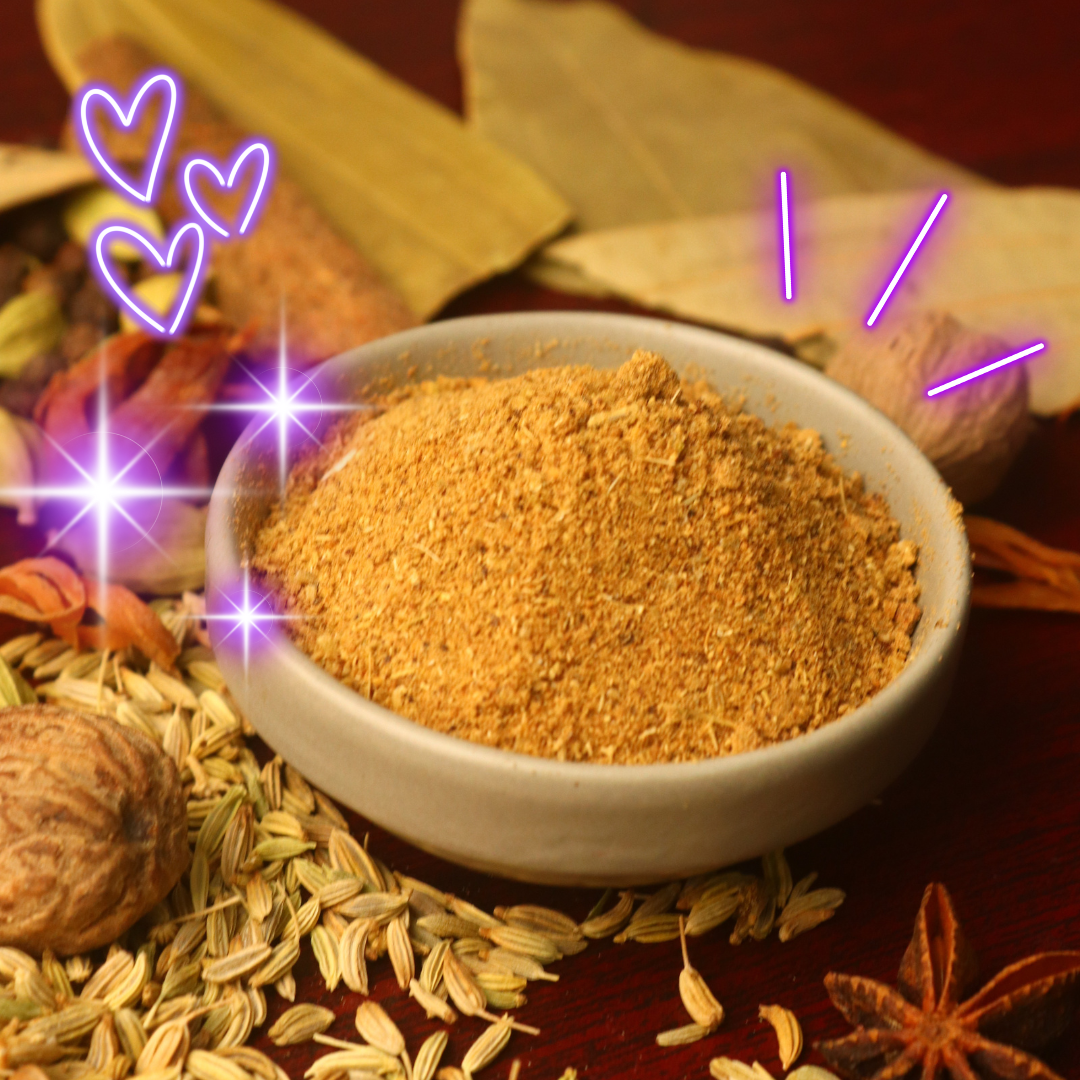Garam Masala en un cuenco rodeado de especias como cardamomo, hinojo y nuez moscada. Descubre gran masala y especias de la India.
