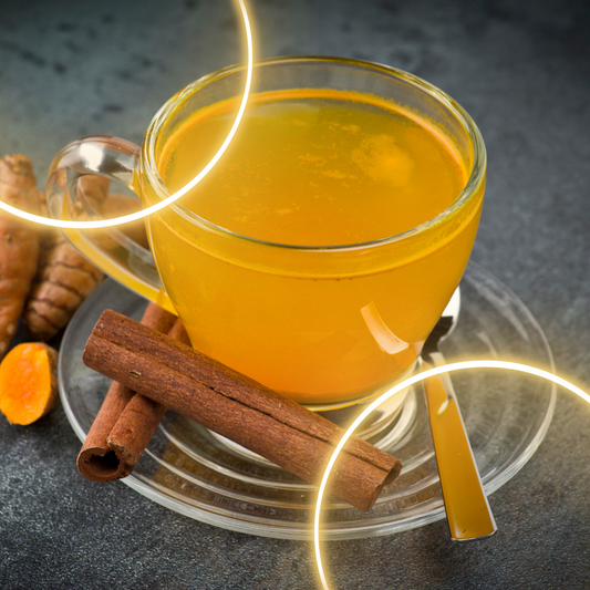 Una taza de té de cúrcuma caliente con canela, mostrando un vibrante color dorado, destacando los beneficios antioxidantes y antiinflamatorios de la cúrcuma