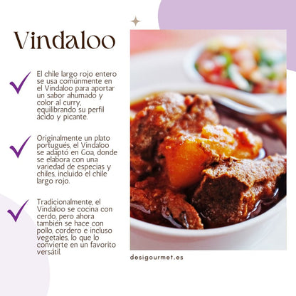 El chile largo rojo entero se usa comúnmente en el Vindaloo para aportar un sabor ahumado y color al curry, equilibrando su perfil ácido y picante.
Originalmente un plato portugués, el Vindaloo se adaptó en Goa, donde se elabora con una variedad de especias y chiles, incluido el chile largo rojo.
Tradicionalmente, el Vindaloo se cocina con cerdo, pero ahora también se hace con pollo, cordero e incluso vegetales, lo que lo convierte en un favorito versátil.