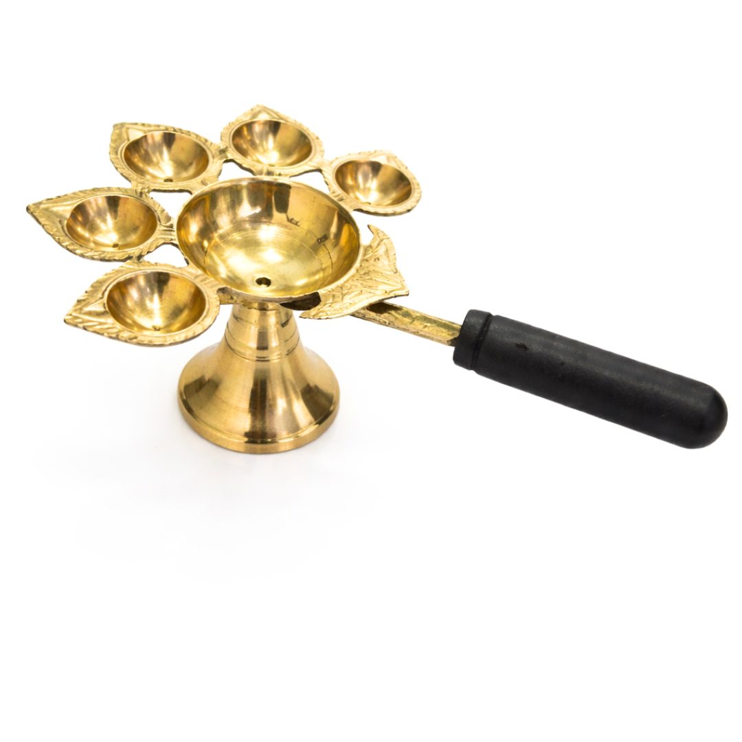 Diya (lámpara) de Latón | Brass Panch 5- face Aarti Diya with Wooden Stand (23cm Length)