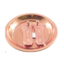 Cargar imagen en el visor de la galería, Juego de Maa Laxmi Charan Paduka con plato metal de cobre | Feng Shui Copper Maa Laxmi Charan Paduka with Plate