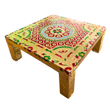 Chowki de madera para puja con forma de cuadrado dorado | Golden Square Wooden Chowki for Pooja