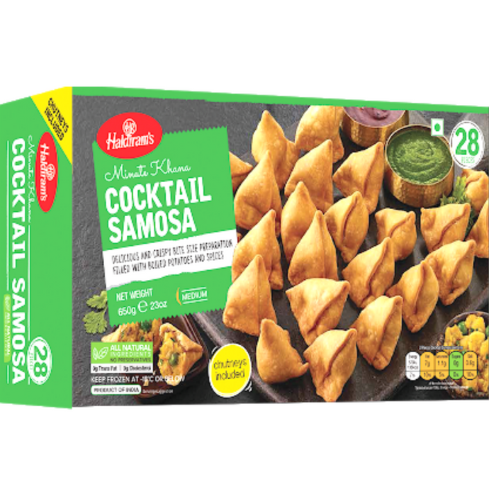 Haldiram's Veg Cocktail Samosa 650g: Crispy, protein-packed samosas with authentic Indian spices. Order now from DesiGourmet.es for your next party!