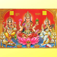 Load image into Gallery viewer, Lakshmi con Ganesha y Saraswati con shubh labh, un Cartel | Lakshmi with Ganesha and Saraswati with shubh labh, a poster